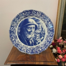 צלחת נוי בלגית גדולה בסגנון דלפט הולנדי, עשויה חרס ומעוטרת בהדפס מועבר בכחול קוב