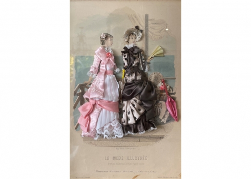תמונה בסגנון ויקטוריאני עתיק בדמות זוג נשים לבושות בשמלות הדורות, עשויה בדים