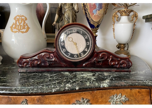 שעון קמין ישן, כפי הנראה אנגלי או בלגי, עשוי חרס מעוטר בזיגוג חום