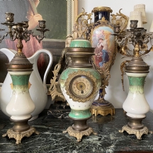 סט גארניטורה (Garniture) עתיק מהרבע האחרון של המאה ה-19, כולל שעון קמין