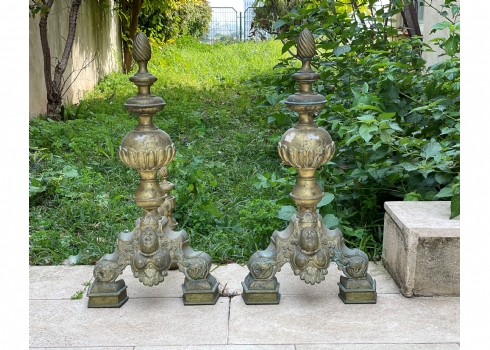 זוג אנדריונס (קישוטים עתיקים לאח Andirons, נקראים גם צ'אנטס - Fireplace Chenets)