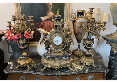 סט גארניטורה (Garniture) בסגנון עתיק, הכולל שעון קמין וזוג קנדלברות תואמות