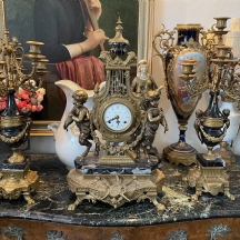 סט גארניטורה (Garniture) בסגנון עתיק, הכולל שעון קמין וזוג קנדלברות תואמות