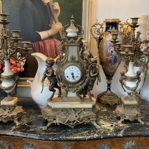 סט גארניטורה (Garniture) בסגנון עתיק, הכולל שעון קמין וזוג קנדלברות תואמות