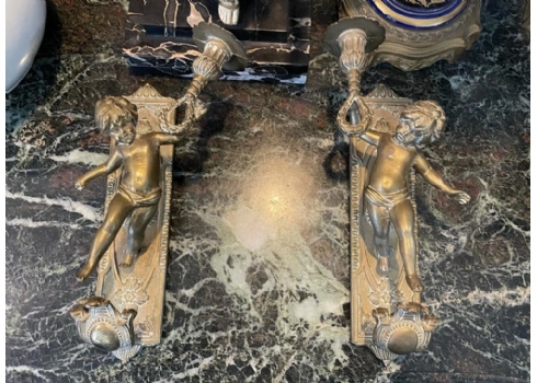זוג מתלים ישנים בסגנון עתיק למעילים לכניסה לבית, עשויים פליז יצוק בדמות ילדים