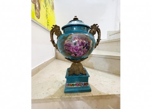 כלי גדול ומכסה תואם עשויים חרס מעוטר בהדפס של שושנים פורחות ובזהב על רקע טורקיז