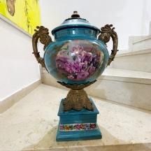 כלי גדול ומכסה תואם עשויים חרס מעוטר בהדפס של שושנים פורחות ובזהב על רקע טורקיז