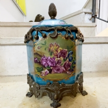 מיכל משושה ומכסה תואם עשויים חרס ומתכת, מעוטר בהדפס של שושנים פורחות ובזהב