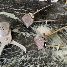 3 מכשירים ישנים עשויים מתכת
