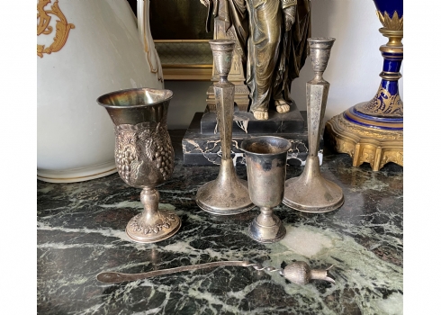 לוט סוחרים - לוט כלי כסף ישנים שונים הכולל, זוג פמוטים מתוצרת חברת הצורפים