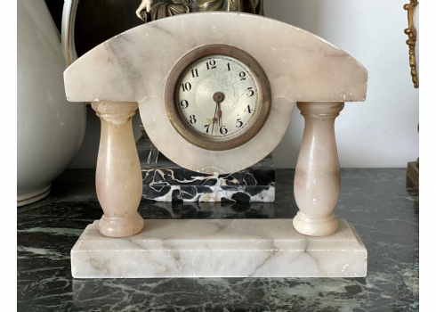שעון שולחני ישן עשוי אלבסטר בדגם ארכיטקטוני