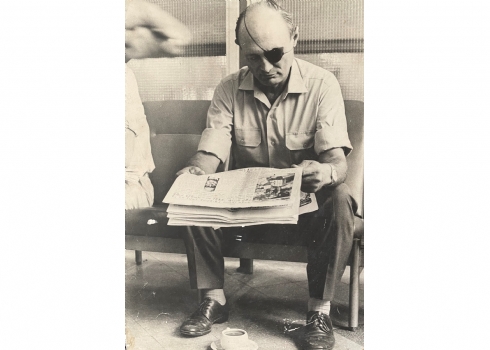 'קפה דיין'  - צילום ישן משנות ה 70 מוצמד ללוח