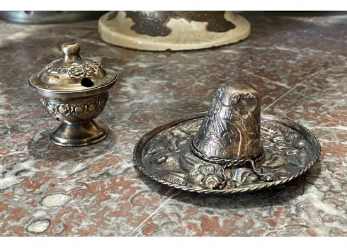 לוט של שני חפצי כסף קטנים שונים, חתומים, משקל כולל: 55.18 גרם