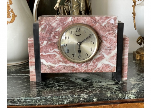 שעון ארט דקו שולחני עשוי שיש בדגם מדורג, 1920-1935 בקיר