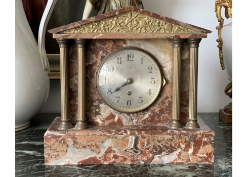 שעון ארט דקו שולחני עשוי שיש בדגם ארכיטקטוני בעל עמודי מתכת, 1920-1935 בקירוב