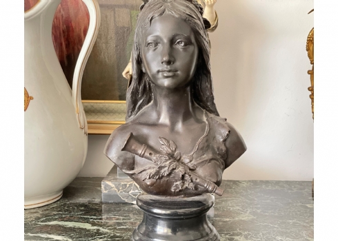 פסל ברונזה (Bust) בסגנון עתיק בדמות ראש אישה וחליל, פאטינה חומה כהה ובסיס שיש