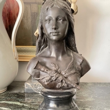פסל ברונזה (Bust) בסגנון עתיק בדמות ראש אישה וחליל, פאטינה חומה כהה ובסיס שיש