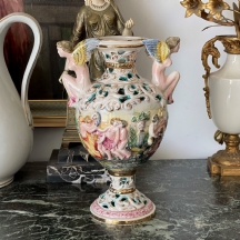 אגרטל איטלקי מתוצרת 'קאפודימונטה' (Capodimonte), חתום, מעוטר בדמויות של נשים