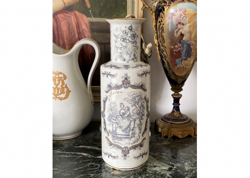 אגרטל פורצלן גלילי (Rouleau Vase) מעוטר בהדפס של מלאכים, לא חתום