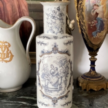 אגרטל פורצלן גלילי (Rouleau Vase) מעוטר בהדפס של מלאכים, לא חתום