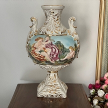כד איטלקי ישן מתוצרת: 'קאפודימונטה' (Capodimonte), עשוי חרס מעוטר בצביעת יד