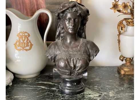 פסל ראש (Bust) עשוי ברונזה בדמות אישה, בסיס שיש שחור מנומר בפס לבן