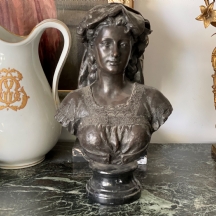 פסל ראש (Bust) עשוי ברונזה בדמות אישה, בסיס שיש שחור מנומר בפס לבן
