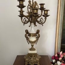 קנדלברה איטלקית דקורטיבית בסגנון עתיק עשויה שיש לבן וברונזה