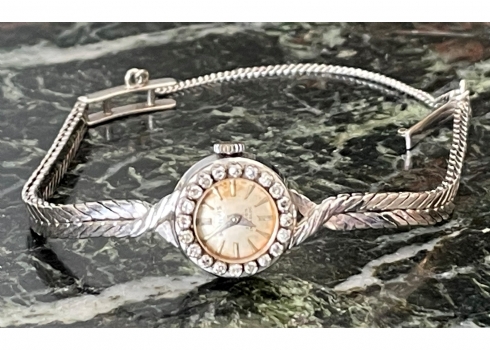 שעון יד לאישה משנות החמישים, עשוי זהב לבן (גם הרצועה) 14 קארט, משובץ 20 יהלומים