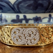 צמיד זהב מרשים ויפה במיוחד, עשוי זהב צהוב 18 קארט (חתום), בדגם מנוסר ויהלומים