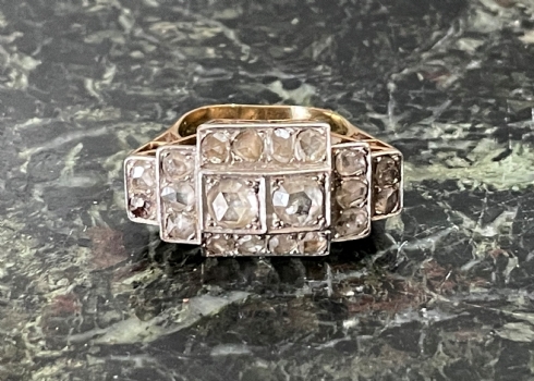 טבעת ארט דקו עתיקה ויפה משנת 1920 בקירוב, עשויה זהב צהוב ולבן 18 קארט, משובצת