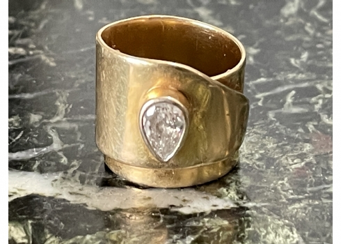 טבעת זהב מעוצבת עשויה זהב צהוב 14 קארט (חתומה) משובצת יהלום טיפה גדול (פגום)