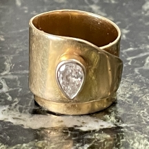 טבעת זהב מעוצבת עשויה זהב צהוב 14 קארט (חתומה) משובצת יהלום טיפה גדול (פגום)