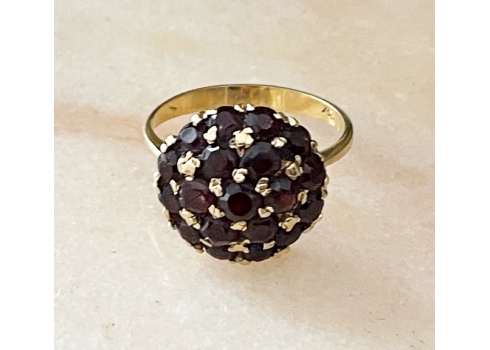 טבעת הונגרית ישנה ויפה, עשויה זהב צהוב 18 קארט, חתומה, משובצת כיפת אבני גרנט