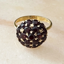 טבעת הונגרית ישנה ויפה, עשויה זהב צהוב 18 קארט, חתומה, משובצת כיפת אבני גרנט