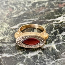 טבעת ישנה ויפה, עשויה זהב צהוב 14 קארט, משובצת אבן גרנט אדומה בליטוש מרקיזה