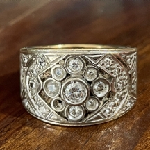 טבעת ישנה ויפה עשויה זהב צהוב ולבן 14 קארט, משובצת יהלומים (יהלום אחד חסר)