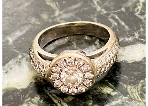 טבעת מרשימה עשויה זהב לבן 14 קארט, משובצת יהלומים