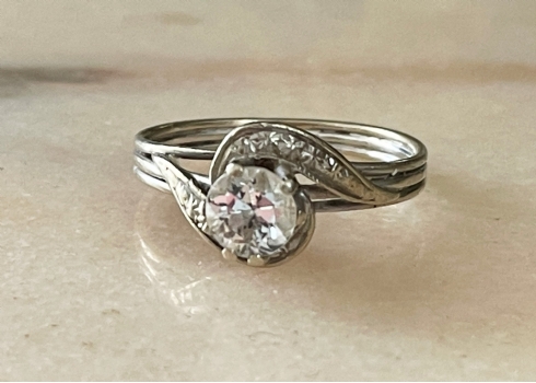 טבעת סוליטר ישנה ויפה (יכולה לשמש כטבעת אירוסין) עשויה זהב לבן 14 קארט, לא חתומה