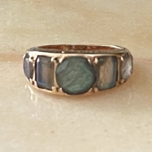 טבעת ישנה ויפה בסגנון עתיק, עשויה זהב 14 קארט ומשובצת חמש אבני לברדורייט