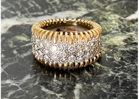 טבעת יהלומים עשויה זהב צהוב 18 קארט, משובצת יהלומים במשקל כולל של כ: 1 קארט