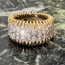 טבעת יהלומים עשויה זהב צהוב 18 קארט, משובצת יהלומים במשקל כולל של כ: 1 קארט