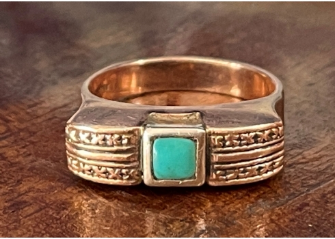 טבעת ישנה ויפה, עשויה זהב 14 קארט משובצת אבן טורקיז מרובעת, חתומה