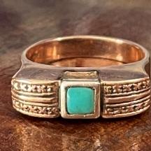 טבעת ישנה ויפה, עשויה זהב 14 קארט משובצת אבן טורקיז מרובעת, חתומה