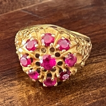 טבעת זהב ישנה עשויה זהב צהוב 14 קארט משובצת אבני רובי לייט אדומות