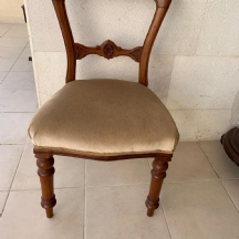 כסא אנגלי עתיק מהמאה ה-19 (ויקטוריאני), עשוי עץ וריפוד בד