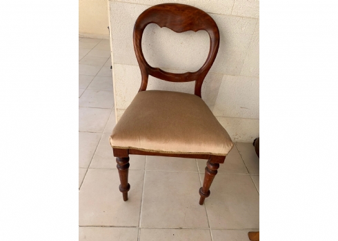 כסא אנגלי עתיק מהמאה ה-19 (ויקטוריאני), עשוי עץ וריפוד בד