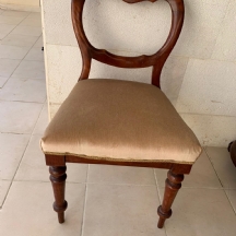 כסא אנגלי עתיק מהמאה ה-19 (ויקטוריאני), עשוי עץ וריפוד בד