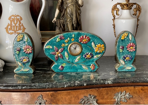 גארניטורה (Garniture) בלגית הכוללת שעון חרסינה ושני קישוטים תואמים