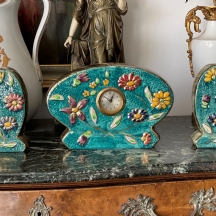 גארניטורה (Garniture) בלגית הכוללת שעון חרסינה ושני קישוטים תואמים